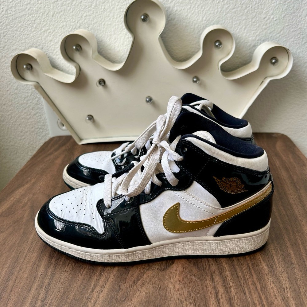 JORDAN 1 MID PATENT SE GS 'BLACK GOLD - Picture 4 of 8